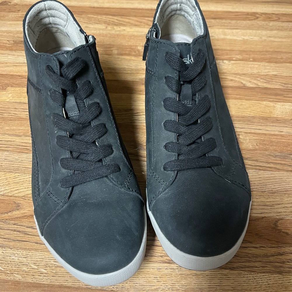 Dansko Black Onyx bootie/high top shoe. Womens 9/ EU 39.